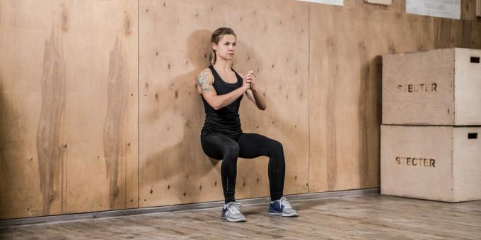 exercices du matin: squat isométrique contre le mur