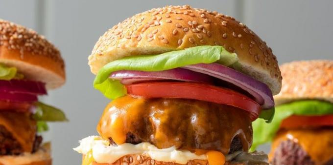 Recettes pour le gril: hamburgers avec du boeuf escalope