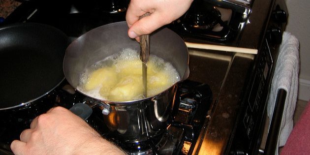 La recette de pommes de terre en purée: les pommes de terre volonté de vérifier le couteau
