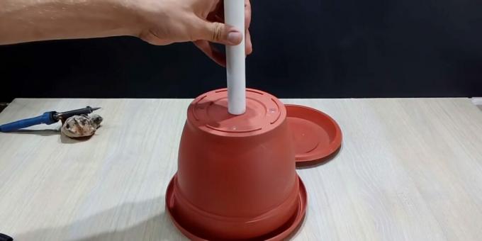 Comment faire une fontaine DIY: entourez le tuyau