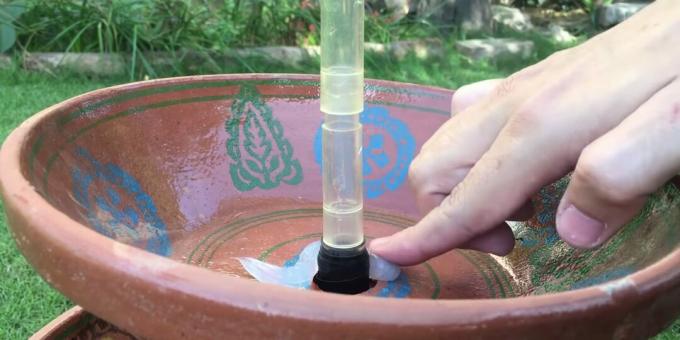 Comment faire une fontaine à faire soi-même: recouvrir l'arrosoir de mastic