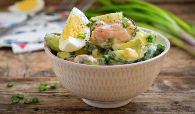 Salade aux moules, concombre et œufs