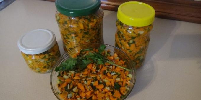 Comment se préparer pour les carottes d'hiver: salade épicée de carottes avec des légumes