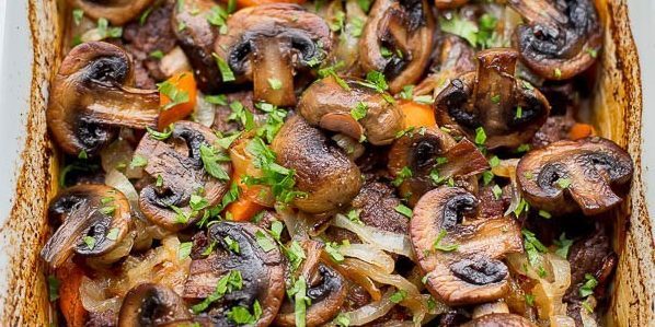 Comment faire cuire le boeuf au four: boeuf avec des légumes et des champignons dans le vin