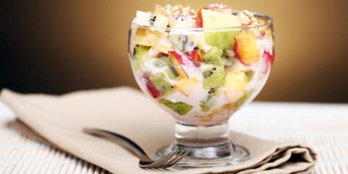 Salade de fruits avec yaourt et biscuits