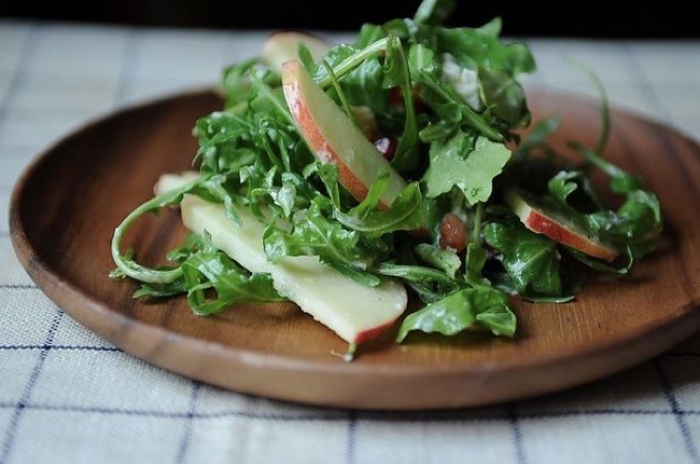 La vitamine salade aux pommes, roquette et fromage de chèvre