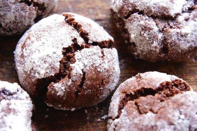 Recette pour biscuits aux pépites de chocolat dans le sucre en poudre 