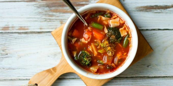 soupes de légumes: tomate soupe avec le brocoli, le chou et les haricots verts