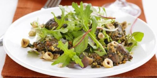 Salade tiède de foie de poulet, roquette et noisettes