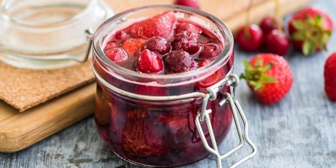 Jam avec la cerise et la fraise avec un sirop clair