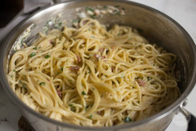 Comment faire des pâtes carbonara: ajoutez de la sauce, du bacon et des herbes aux spaghettis