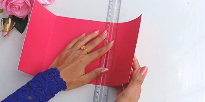 Carte d'anniversaire avec vos propres mains: découpées dans du papier de construction rose 30 x 15 cm de détail
