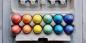Comment les œufs de couleur pour les colorants naturels et artificiels de Pâques