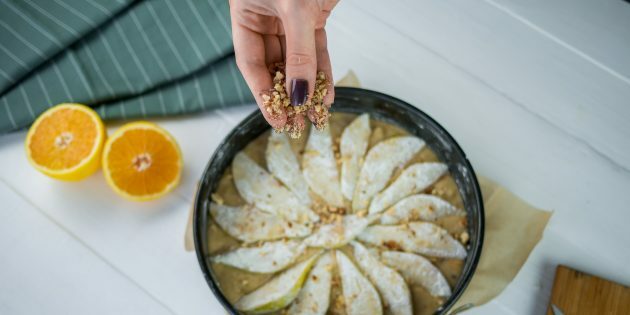 Tarte aux poires et aux noix: Versez la pâte dans un moule