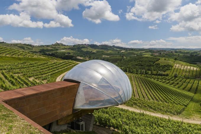 architecture européenne: Ceratto Winery avec vue sur les vignes à Alba