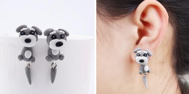 Boucles d'oreille sous la forme d'un chien avec une queue mobile