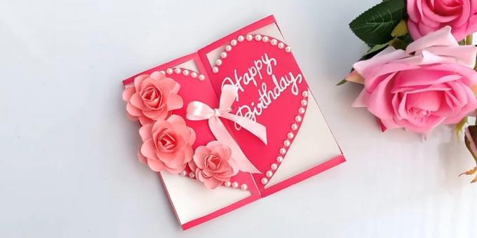 Comment faire une carte de voeux sous la forme d'un coeur avec des fleurs pour son anniversaire avec ses mains