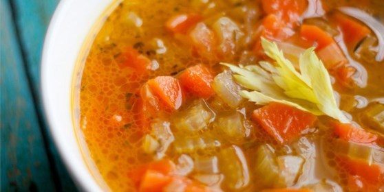 Soupe de céleri avec les carottes et le vin blanc