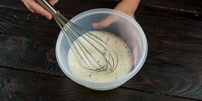 Facile et tarte moelleux: battre les blancs avec le sucre