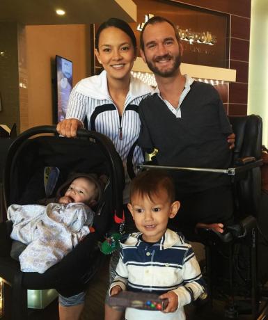 Nick Vujicic et sa femme et ses enfants