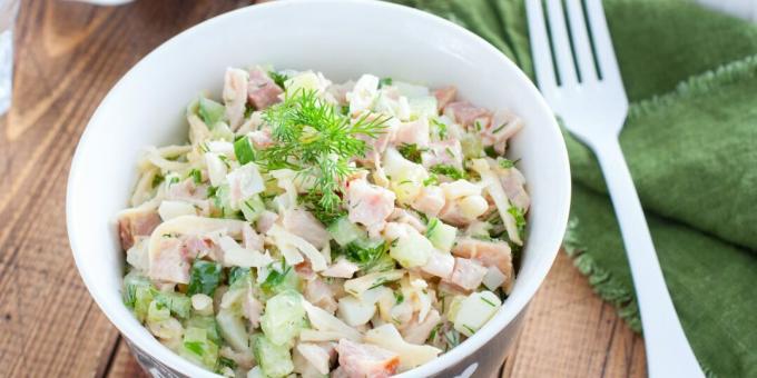 Simple et rapide. Salade au poulet fumé et haricots