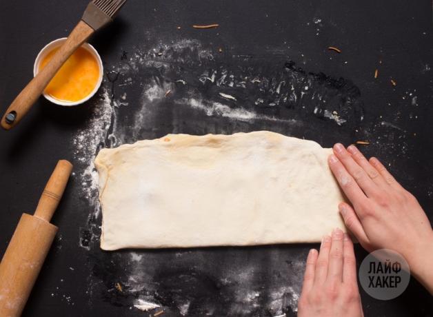 Comment faire cuire les bâtonnets de fromage: Plier la pâte en deux