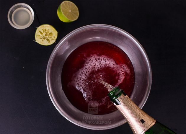 Cocktail Champagne Romarin Grenade: Versez le jus de grenade et le champagne