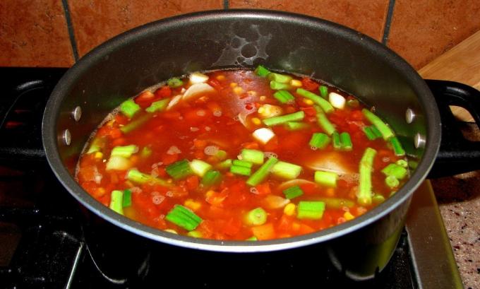 Ajouter les légumes à la soupe