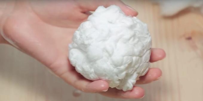 Bonhomme de neige avec ses propres mains: créer une boule de coton