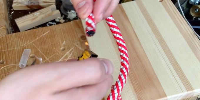 Balancez vos bras: couper deux morceaux identiques de corde