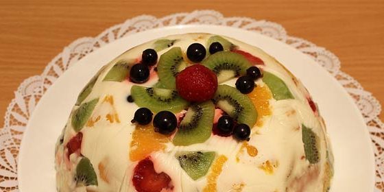 Jelly cake « verre brisé » avec des fruits