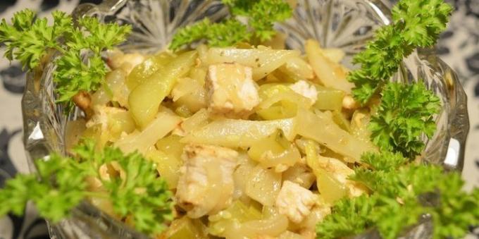 Recettes: Salade tiède d'artichauts avec le topinambour, le poulet et les concombres marinés