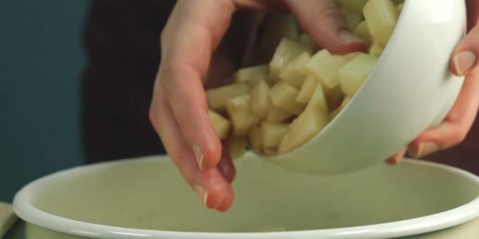Comment faire cuire la soupe: ajouter les pommes de terre râpées ou coupées en dés