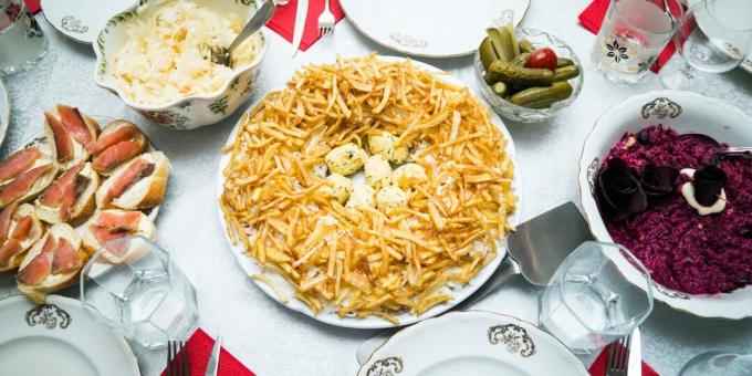Salade Capercaillie's Nest avec poitrine de poulet et jambon: une recette simple