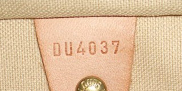 Original et faux sacs à main Louis Vuitton: l'intérieur doit être estampillé numéro de série