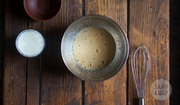 Comment faire une tarte aux cerises au yaourt rapide: battre l'œuf et le sucre cristallisé séparément