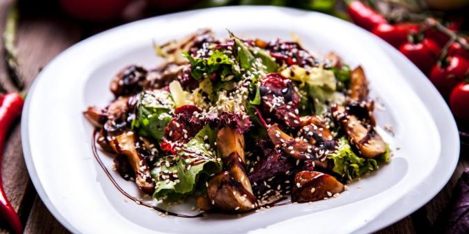 Salade tiède avec foie de poulet, la sauce de soja et le miel