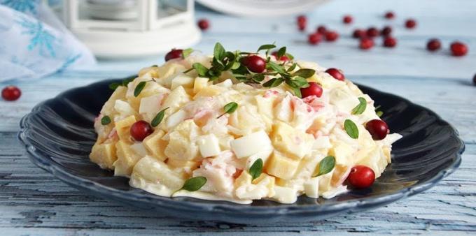 Salade de bâtonnets de crabe, ananas, fromage et oeufs