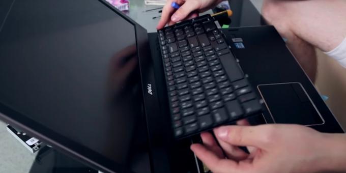 verrous de médiateur Pry sur le périmètre du clavier et soulevez délicatement pour ordinateur portable propre