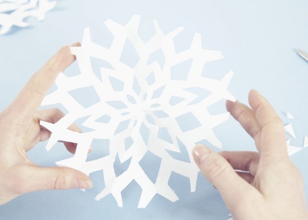 Décorer un arbre de Noël: flocon de neige en papier