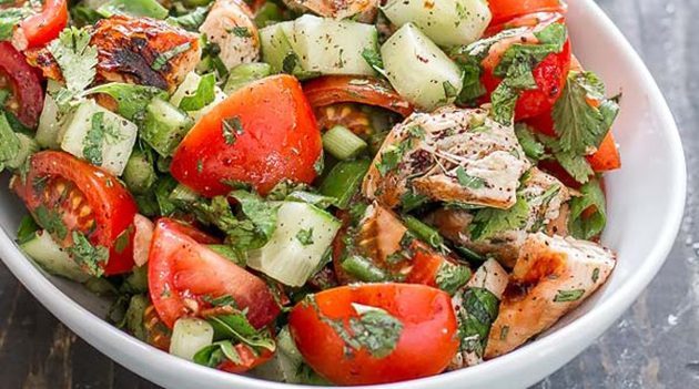 Salade saine avec le poulet, les légumes et le fromage feta