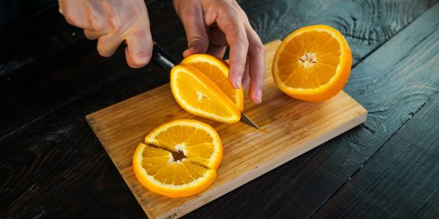 Confiture d'abricots et d'oranges: hacher les oranges