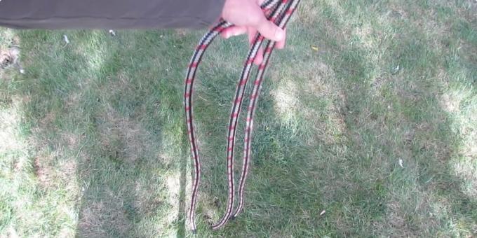 Balancez vos bras: serrer le noeud sur la corde principale de la branche