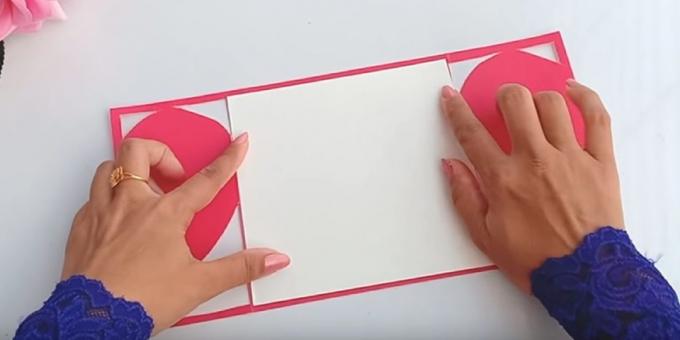 Coupez un morceau de papier blanc de la taille du dos des cartes
