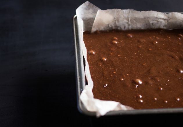recette de brownie au chocolat: versez la pâte dans le moule