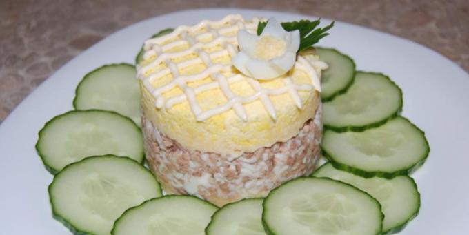 Salade de foie de morue avec des œufs et l'oignon