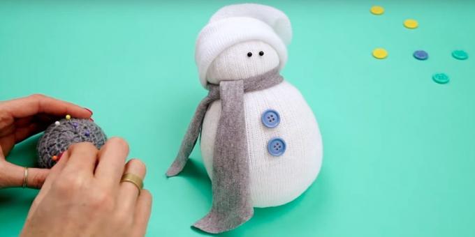Bonhomme de neige avec ses propres mains: boutons add et les yeux