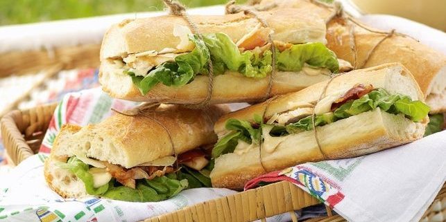 Salade César au poulet et jambon cru dans un sandwich