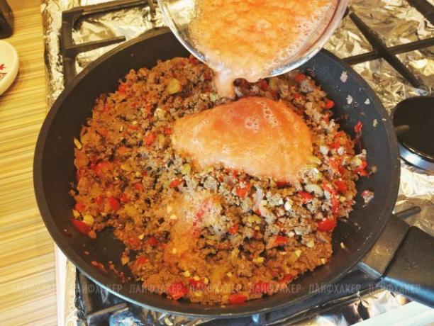 Sloppy Joe Burger: ajoutez de la pâte de tomate à la sauce à la viande presque prête