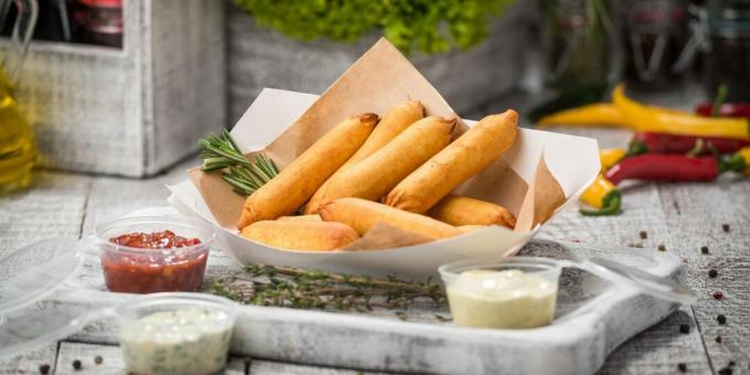 Saucisses frites en croûte de pommes de terre et fromage